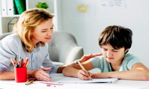 مربية أطفال بالشهر الخرج