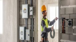 فني كهرباء تاسيس بالجبيل